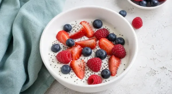 desayuno saludable para bajar de peso bol yogur frutos rojos